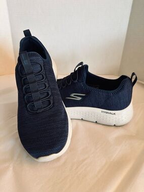 Skechers GOwalk Men’s Slip-On size 11.5 Extra Wide Sneakers - Navy& White
